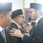 Bupati-Bandung-Barat-Jeje-Ritchie-Ismail-kanan-saat-menyalami-pejabat