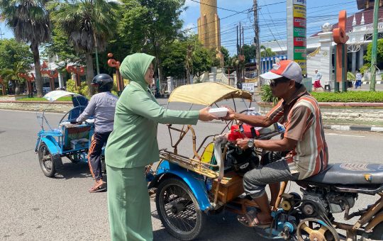 Persit Kodim 0829 Gelar Jumat Berkah di Alun-Alun Bangkalan Peringati Hari Juang TNI AD 2025