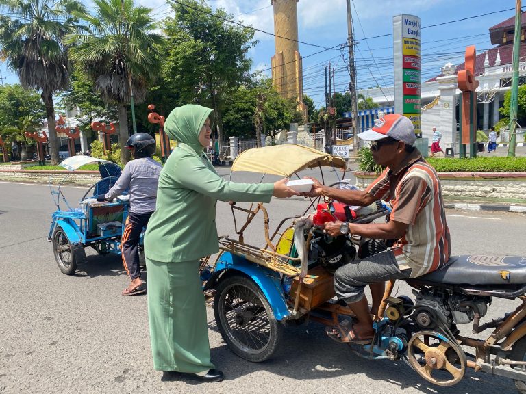 Persit Kodim 0829 Gelar Jumat Berkah di Alun-Alun Bangkalan Peringati Hari Juang TNI AD 2025