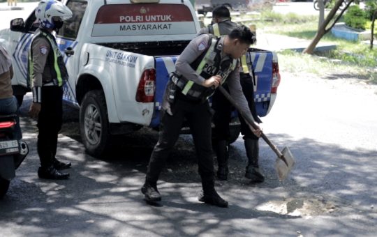 Satlantas Polres Gresik Tambal Jalan Berlubang di Jalan Wahidin