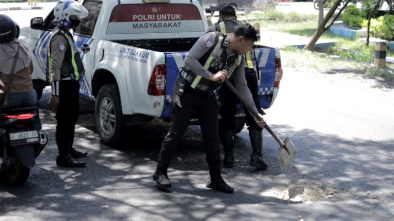 Satlantas Polres Gresik Tambal Jalan Berlubang di Jalan Wahidin