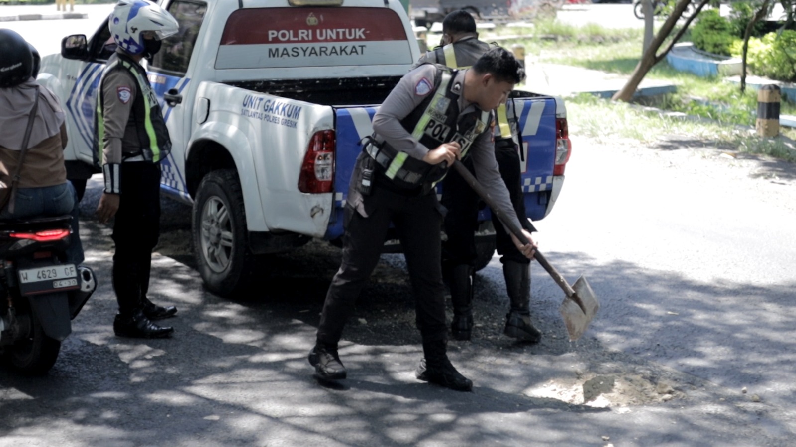 Satlantas Polres Gresik Tambal Jalan Berlubang di Jalan Wahidin