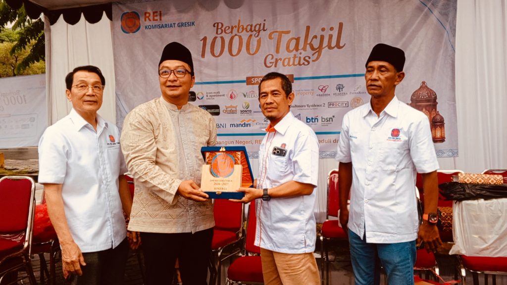 REI Gresik Gagah Ujianto  Didampingi Wabup Gresik Gelar Ribuan Takjil Bagikan Kalangan Masyarakat Gresik