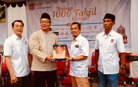 REI Gresik Gagah Ujianto  Didampingi Wabup Gresik Gelar Ribuan Takjil Bagikan Kalangan Masyarakat Gresik