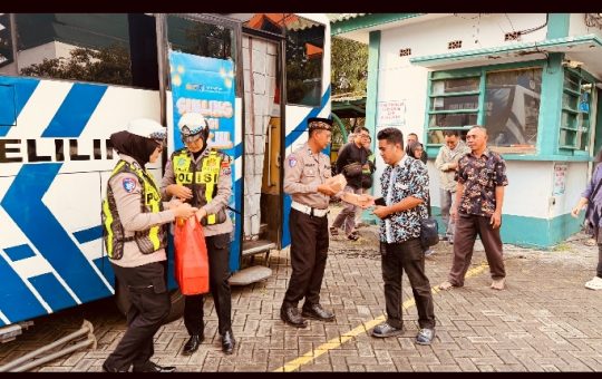 Ngabuburit Sambil Urus SIM, Layanan SIM Keliling Ramadan Satlantas Polres Gresik Diserbu Warga di Masjid Agung