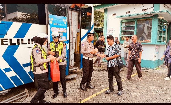 Ngabuburit Sambil Urus SIM, Layanan SIM Keliling Ramadan Satlantas Polres Gresik Diserbu Warga di Masjid Agung
