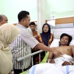 Gresik, siliwangpost1.com-  Pemerintah Kabupaten Gresik bersama jajaran Forkopimda menjenguk korban insiden pembacokan yang terjadi dua hari lalu di Kecamatan Panceng. Kunjungan dilakukan di RSUD Ibnu Sina Gresik, Minggu (01/03) untuk memastikan kondisi korban serta menjaga kondusivitas wilayah selama bulan suci Ramadan. Hadir dalam kunjungan tersebut Bupati Gresik Fandi Akhmad Yani, bersama Kapolres Gresik AKBP Ramadhan Nasution, Kapolsek Panceng, Kepala Dinas PMD, Kepala Dinas Kesehatan, Camat Panceng, Kepala Desa Campurejo, Kepala Desa Banyutengah, serta manajemen dan tim medis RSUD Ibnu Sina Gresik. Dalam kesempatan ini, bupati hadir langsung menyapa sekaligus memantau kondisi korban. Selain itu, Audiensi juga dilakukan dengan keluarga korban, tokoh masyarakat, serta perangkat desa setempat. Bupati Gresik Fandi Akhmad Yani hadir bersama jajaran terkait untuk melihat langsung perkembangan kesehatan korban sekaligus menyampaikan pesan damai kepada masyarakat. “Kami mendapatkan informasi dari Pak Kapolres. Bahkan tadi malam beliau masih di lapangan sampai waktu sahur. Hari ini kami bersama-sama menjenguk korban," ujar Bupati Yani. Ia menegaskan bahwa kehadiran pemerintah daerah bersama aparat merupakan bentuk komitmen memastikan kondisi korban dan situasi wilayah tetap terkendali. “Alhamdulillah berdasarkan laporan dokter yang menangani di rumah sakit, kondisinya membaik. Kemarin belum bisa makan kemudian masih dipasang infus. Tapi hari ini sudah bisa membaik dan bisa makan normal,” jelas Bupati Yani. Terkait kondisi korban, Bupati Yani menambahkan bahwa jika dalam satu hingga dua hari ke depan kondisi terus membaik, maka perawatan dapat dilanjutkan secara rawat jalan. Upaya meredam konflik juga terus berjalan, Bupati Yani menyampaikan bahwa proses perdamaian telah dilakukan. “Tadi malam sudah ada perdamaian yang dilaksanakan di balai desa oleh Pak Kapolres,” ungkapnya. Kepada masyarakat, Bupati Yani juga mengajak untuk menjaga situasi tetap aman dan kondusif selama Ramadan. “Kami mengajak kepada seluruh warga untuk menjaga kondusivitas kondisinya bulan suci Ramadan sangat tidak baik ketika ada peristiwa yang seperti ini. Kita harus menahan diri boleh melakukan kegiatan yang positif asalkan tidak mengganggu antar sesama. Dan yang paling penting adalah menjaga kondusivitas orang beribadah biar bisa mendapatkan rasa aman,” tegasnya. Sementara itu, Kapolr