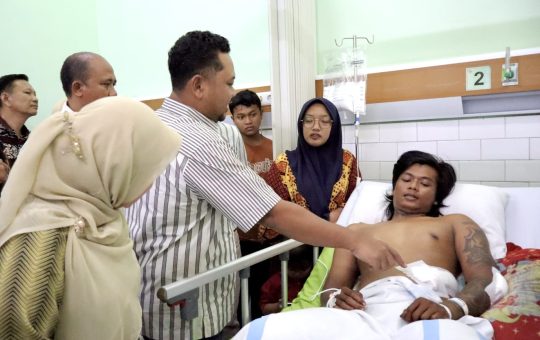 Gresik, siliwangpost1.com-  Pemerintah Kabupaten Gresik bersama jajaran Forkopimda menjenguk korban insiden pembacokan yang terjadi dua hari lalu di Kecamatan Panceng. Kunjungan dilakukan di RSUD Ibnu Sina Gresik, Minggu (01/03) untuk memastikan kondisi korban serta menjaga kondusivitas wilayah selama bulan suci Ramadan. Hadir dalam kunjungan tersebut Bupati Gresik Fandi Akhmad Yani, bersama Kapolres Gresik AKBP Ramadhan Nasution, Kapolsek Panceng, Kepala Dinas PMD, Kepala Dinas Kesehatan, Camat Panceng, Kepala Desa Campurejo, Kepala Desa Banyutengah, serta manajemen dan tim medis RSUD Ibnu Sina Gresik. Dalam kesempatan ini, bupati hadir langsung menyapa sekaligus memantau kondisi korban. Selain itu, Audiensi juga dilakukan dengan keluarga korban, tokoh masyarakat, serta perangkat desa setempat. Bupati Gresik Fandi Akhmad Yani hadir bersama jajaran terkait untuk melihat langsung perkembangan kesehatan korban sekaligus menyampaikan pesan damai kepada masyarakat. “Kami mendapatkan informasi dari Pak Kapolres. Bahkan tadi malam beliau masih di lapangan sampai waktu sahur. Hari ini kami bersama-sama menjenguk korban," ujar Bupati Yani. Ia menegaskan bahwa kehadiran pemerintah daerah bersama aparat merupakan bentuk komitmen memastikan kondisi korban dan situasi wilayah tetap terkendali. “Alhamdulillah berdasarkan laporan dokter yang menangani di rumah sakit, kondisinya membaik. Kemarin belum bisa makan kemudian masih dipasang infus. Tapi hari ini sudah bisa membaik dan bisa makan normal,” jelas Bupati Yani. Terkait kondisi korban, Bupati Yani menambahkan bahwa jika dalam satu hingga dua hari ke depan kondisi terus membaik, maka perawatan dapat dilanjutkan secara rawat jalan. Upaya meredam konflik juga terus berjalan, Bupati Yani menyampaikan bahwa proses perdamaian telah dilakukan. “Tadi malam sudah ada perdamaian yang dilaksanakan di balai desa oleh Pak Kapolres,” ungkapnya. Kepada masyarakat, Bupati Yani juga mengajak untuk menjaga situasi tetap aman dan kondusif selama Ramadan. “Kami mengajak kepada seluruh warga untuk menjaga kondusivitas kondisinya bulan suci Ramadan sangat tidak baik ketika ada peristiwa yang seperti ini. Kita harus menahan diri boleh melakukan kegiatan yang positif asalkan tidak mengganggu antar sesama. Dan yang paling penting adalah menjaga kondusivitas orang beribadah biar bisa mendapatkan rasa aman,” tegasnya. Sementara itu, Kapolr