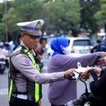 Satlantas Polres Gresik dan Driver Ambulans Bagikan Takjil di Depan Kantor Bupati
