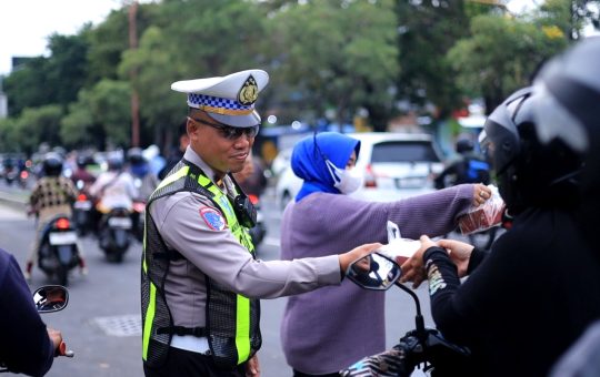 Satlantas Polres Gresik dan Driver Ambulans Bagikan Takjil di Depan Kantor Bupati