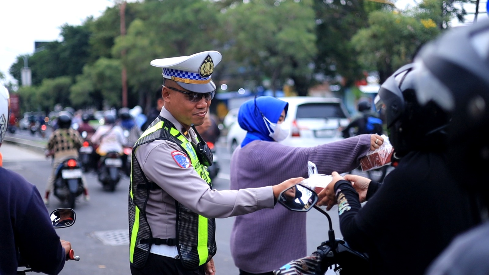 Satlantas Polres Gresik dan Driver Ambulans Bagikan Takjil di Depan Kantor Bupati