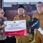 Apresiasi CSR Bank Jatim, Bupati Yani Serahkan 3 Mobil Operasional untuk Ponpes dan GP Ansor Bawean Gresik ,siliwangipost1.com – Pemerintah Kabupaten (Pemkab) Gresik menerima tiga unit mobil operasional dari Bank Jatim melalui program Corporate Social Responsibility (CSR). Kendaraan tersebut diserahkan kepada Pondok Pesantren Sirojul Haromain, Pondok Pesantren Ar-Roudloh, dan GP Ansor Bawean. Serah terima ditandai dengan penandatanganan berita acara oleh Wakil Direktur Utama Bank Jatim, Arief Wicaksono, bersama Bupati Gresik Fandi Akhmad Yani yang didampingi Wakil Bupati Asluchul Alif di Pendopo Kabupaten Gresik, Selasa (3/3/2026). Bupati Yani menyampaikan apresiasi atas bantuan kendaraan operasional tersebut. Ia berharap fasilitas itu dapat mendukung kelancaran kegiatan keagamaan, sosial, dan pendidikan di lingkungan pondok pesantren, serta memperlancar mobilitas GP Ansor di wilayah kepulauan Bawean. “Kendaraan ini akan menjadi bagian operasional pondok pesantren yang masih berkembang dan perlu dukungan pemerintah daerah. Untuk GP Ansor, selain menunjang aktivitas organisasi, semoga juga bisa dimanfaatkan membantu masyarakat,” ujarnya. Menurut Bupati Yani, sebagai salah satu bank pembangunan daerah terbesar di Kabupaten Gresik, Bank Jatim memiliki peran strategis dalam mendorong pertumbuhan ekonomi daerah, memperkuat sektor UMKM, serta mendukung pembiayaan pembangunan. Kontribusi tersebut, lanjutnya, tidak hanya melalui layanan perbankan, tetapi juga melalui program CSR yang konsisten memberi manfaat langsung kepada masyarakat. Ia menambahkan, Pemkab Gresik terus mendorong agar program CSR selaras dengan prioritas pembangunan daerah, meliputi pendidikan, kesehatan, infrastruktur, lingkungan hidup, pemberdayaan ekonomi masyarakat, sosial-keagamaan, hingga olahraga dan seni budaya. “Sinergi seperti inilah yang menjadi kekuatan utama dalam mempercepat pencapaian target pembangunan daerah,” tegasnya. Bupati Yani berharap bantuan tersebut dapat dikelola secara optimal dan memberikan dampak jangka panjang bagi masyarakat. Ia optimistis kedua pondok pesantren yang sedang berkembang itu mampu mencetak generasi unggul secara spiritual dan intelektual. Sementara itu, Wakil Direktur Utama Bank Jatim, Arief Wicaksono, menyampaikan bahwa bantuan tersebut merupakan bagian dari komitmen Bank Jatim dalam mendukung pembangunan daerah. “Kami berkomitmen mendukung program-program pemerintah daerah guna mewujudkan kesejahteraan dan membangun perekonomian yang lebih kuat. Semoga bantuan kendaraan operasional ini memberikan manfaat nyata bagi masyarakat,” singkatnya. Turut hadir dalam kegiatan tersebut Kepala Bappeda Gresik Edi Hadisiswoyo, Asisten Pemerintahan dan Kesejahteraan Rakyat Suprapto, Pimpinan Bank Jatim Cabang Gresik Abdullah Basid, serta perwakilan pengurus pondok pesantren dan Ketua GP Ansor Bawean. SL/Redaksi