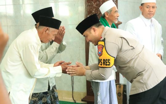 Ramadan Penuh Kebersamaan, Kapolres Gresik Sholat Jumat Bersama Warga Wringinanom