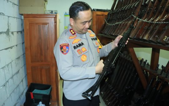 Jelang Lebaran 2026, Polres Gresik Sidak Senjata Api Personel Pastikan Kesiapan Pengamanan Mudik