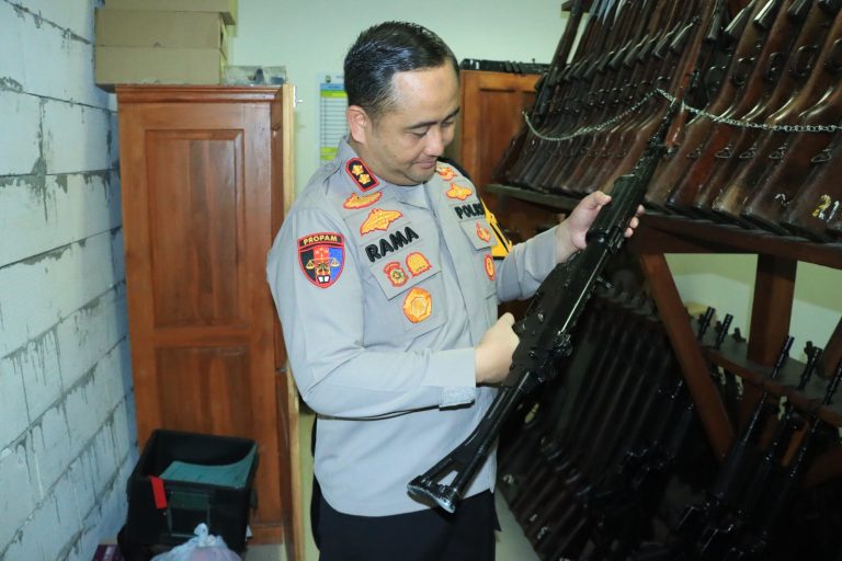 Jelang Lebaran 2026, Polres Gresik Sidak Senjata Api Personel Pastikan Kesiapan Pengamanan Mudik