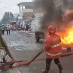 Petugas Berhasil Padamkan Api Mobil yang Terbakar Dicihanjuang Petugas Berhasil Padamkan Api Mobil yang Terbakar Dicihanjuang