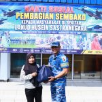 TNI AU Peduli, Lanud Husein Sastranegara Bagikan Paket Sembako ke Warga Kota Bandung