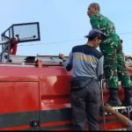 Babinsa Kodim 0605/Subang Bantu Padamkan Kebakaran Lahan Kosong di Subang Babinsa Kodim 0605/Subang Bantu Padamkan Kebakaran Lahan Kosong di Subang